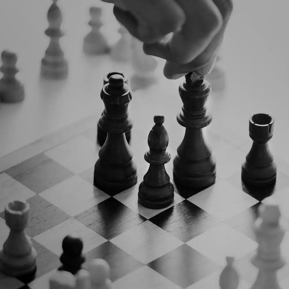 برنامه‌ریزی استراتژیک مبتنی بر نتیجه (Outcome-Oriented Strategic Planning) رویکردی نوین است که بر اساس آن سازمان‌ها باید از «فعالیت‌محوری» به «نتیجه‌محوری» حرکت کنند. در این مدل، تمرکز بر دستیابی به نتایج مشخص و قابل اندازه‌گیری است، نه صرفاً انجام فعالیت‌ها و اجرای پروژه‌های مختلف. این رویکرد به‌ویژه در دنیای مارکتینگ و برندینگ اهمیت ویژه‌ای دارد چرا که موفقیت در این حوزه‌ها نه تنها به اجرا، بلکه به اثربخشی واقعی اقدامات بستگی دارد.